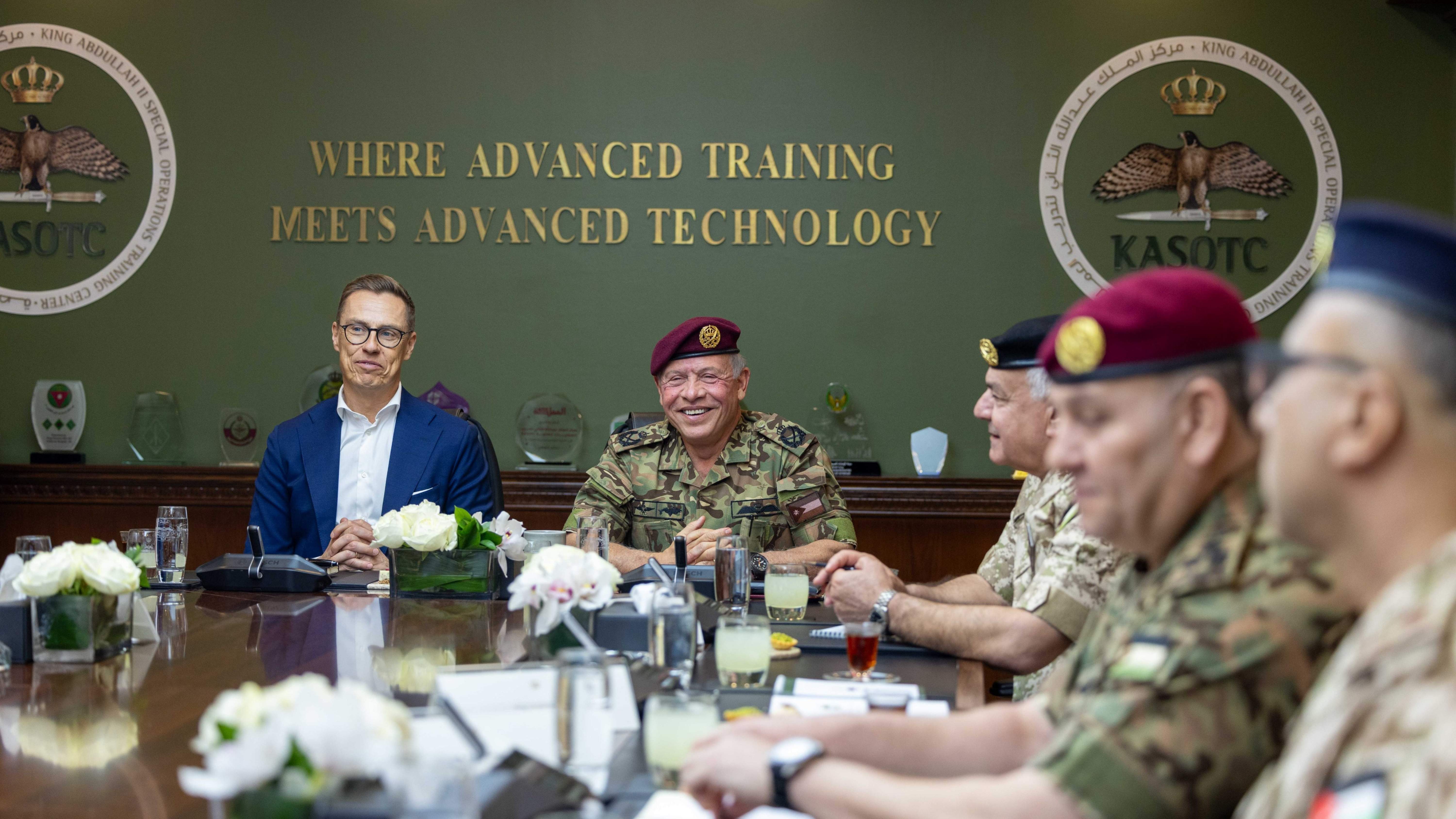 الملك والرئيس الفنلندي يتابعان تمرينا تعبويا في مركز الملك عبدالله الثاني لتدريب العمليات الخاصة