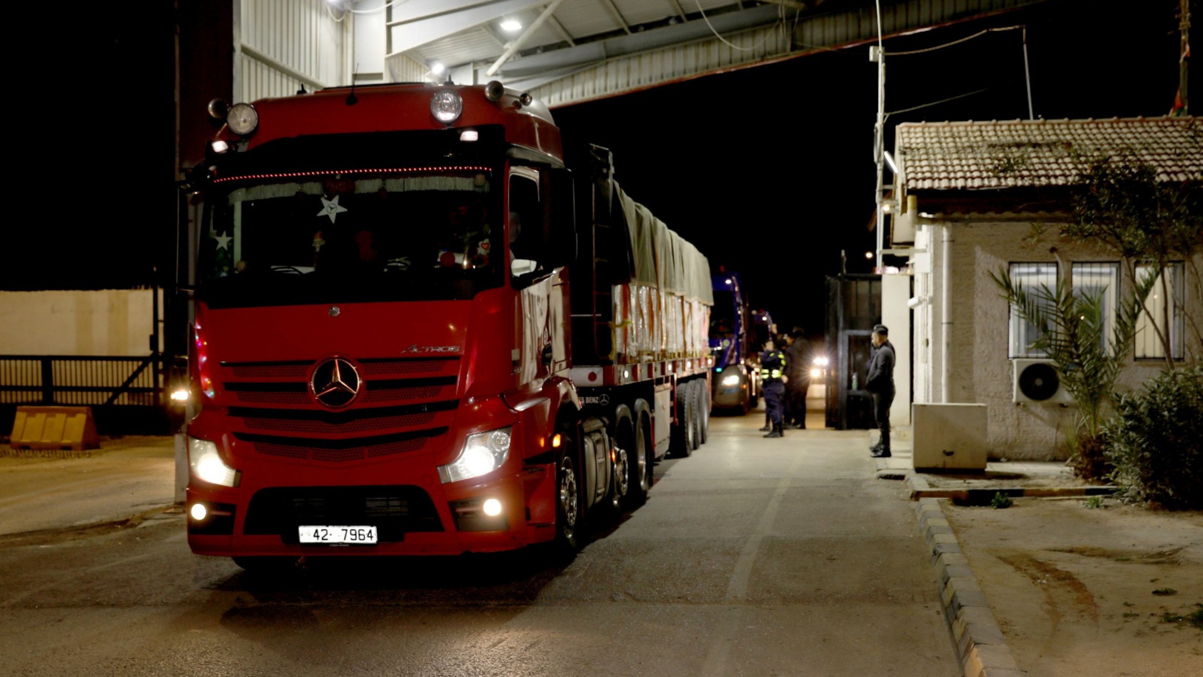 بتوجيه ملكي... الأردن يرسل قافلة مساعدات إلى لبنان الشقيق