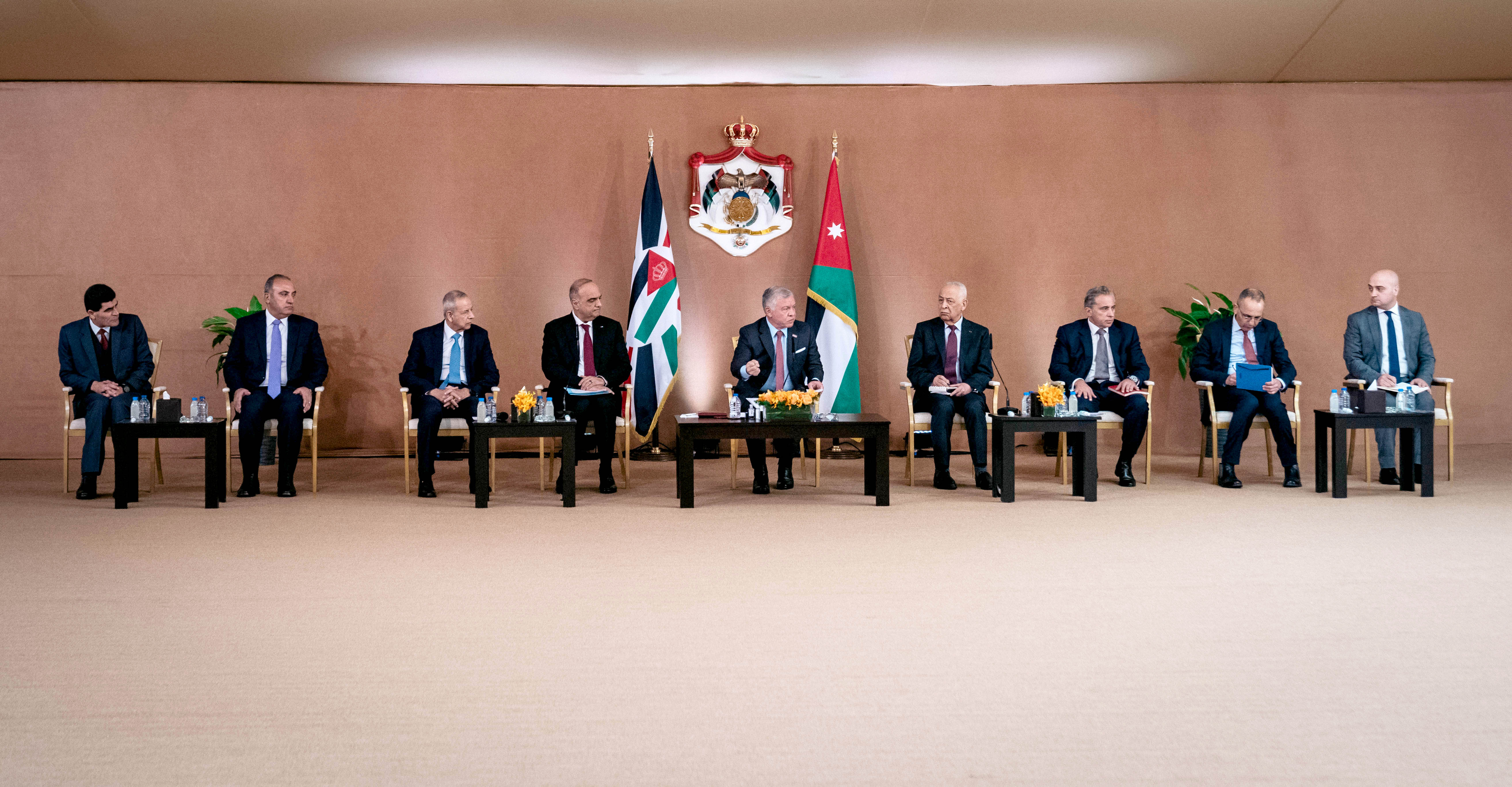 الملك: مجالس المحافظات والبلديات مفتاح أي تطوير في بلدنا