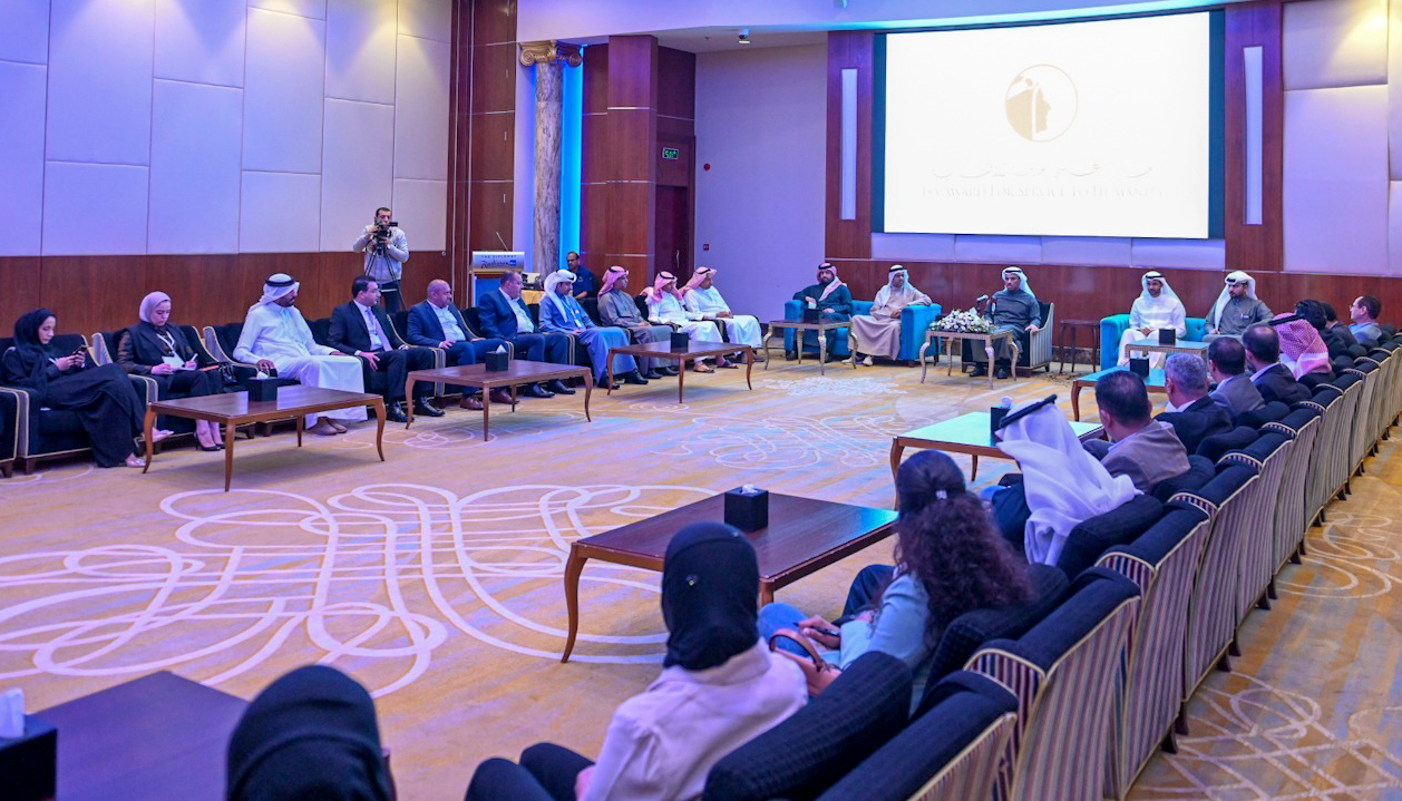 وزير الإعلام البحريني يلتقي الوفود الإعلامية المشاركة بحفل تسليم جائزة عيسى لخدمة الإنسانية