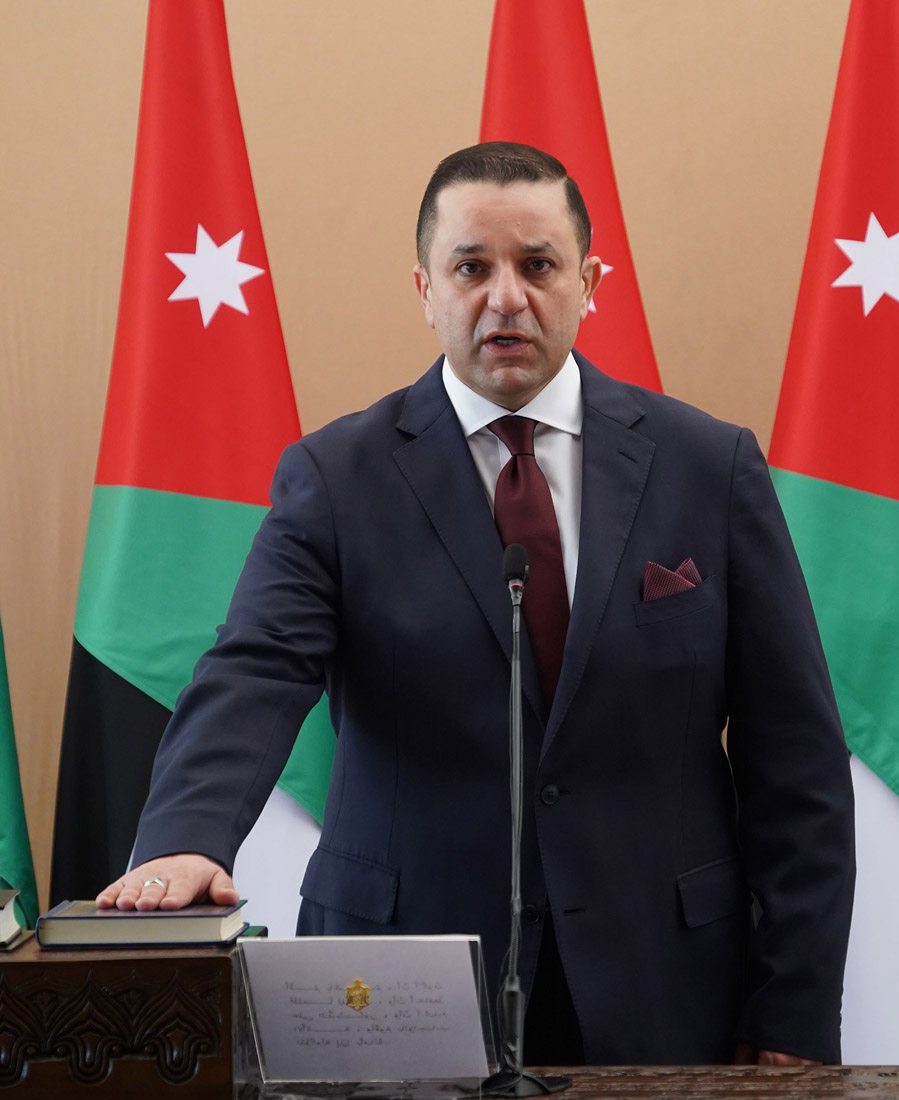 وزير المالية يطلع على سير العمل في دائرة الجمارك