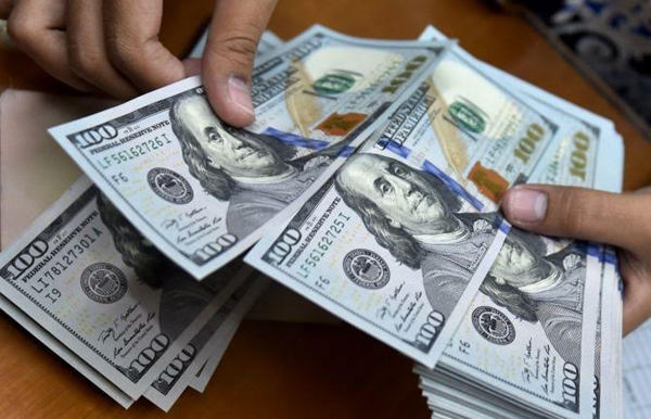 تراجع الدولار إلى أدنى مستوى في شهرين