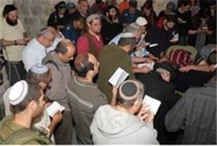 مستوطنون يؤدون صلوات تلمودية على بوابات الأقصى بالقدس