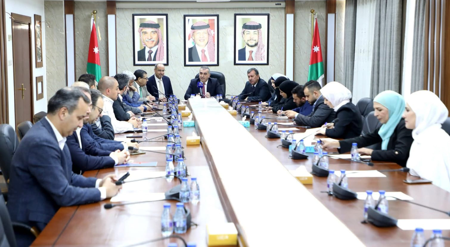 الطاقة النيابية تبحث تحديات قطاع الطاقة المتجددة