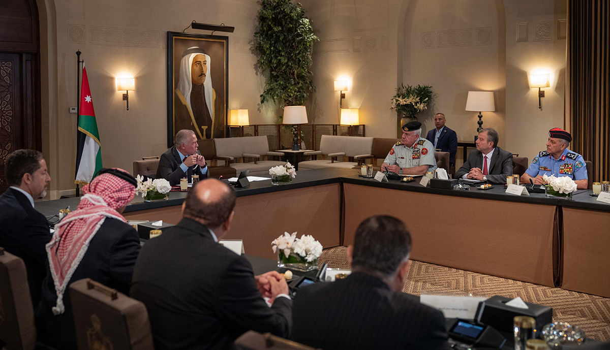 الملك يلتقي متقاعدين عسكريين ويرحب بجهود خفض التصعيد في الإقليم بقيادة الولايات المتحدة