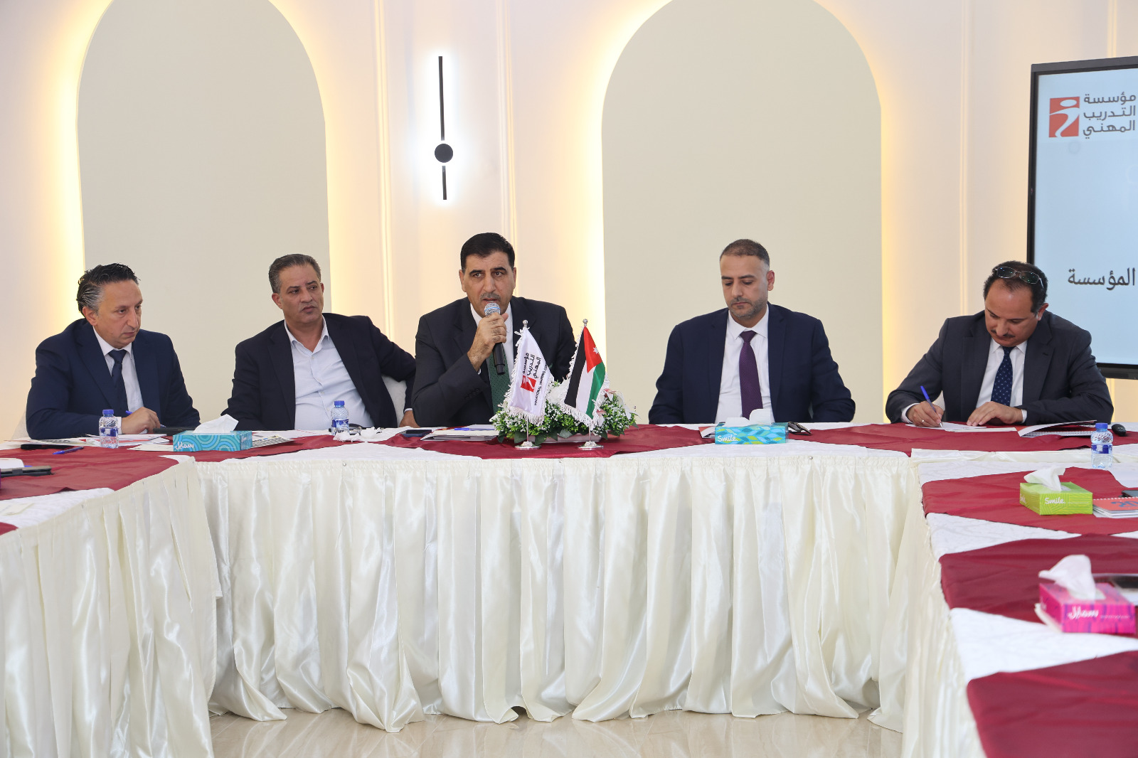 جلسة نقاشية في مادبا تؤكد دور التدريب المهني بتعزيز الكفاءات الأردنية