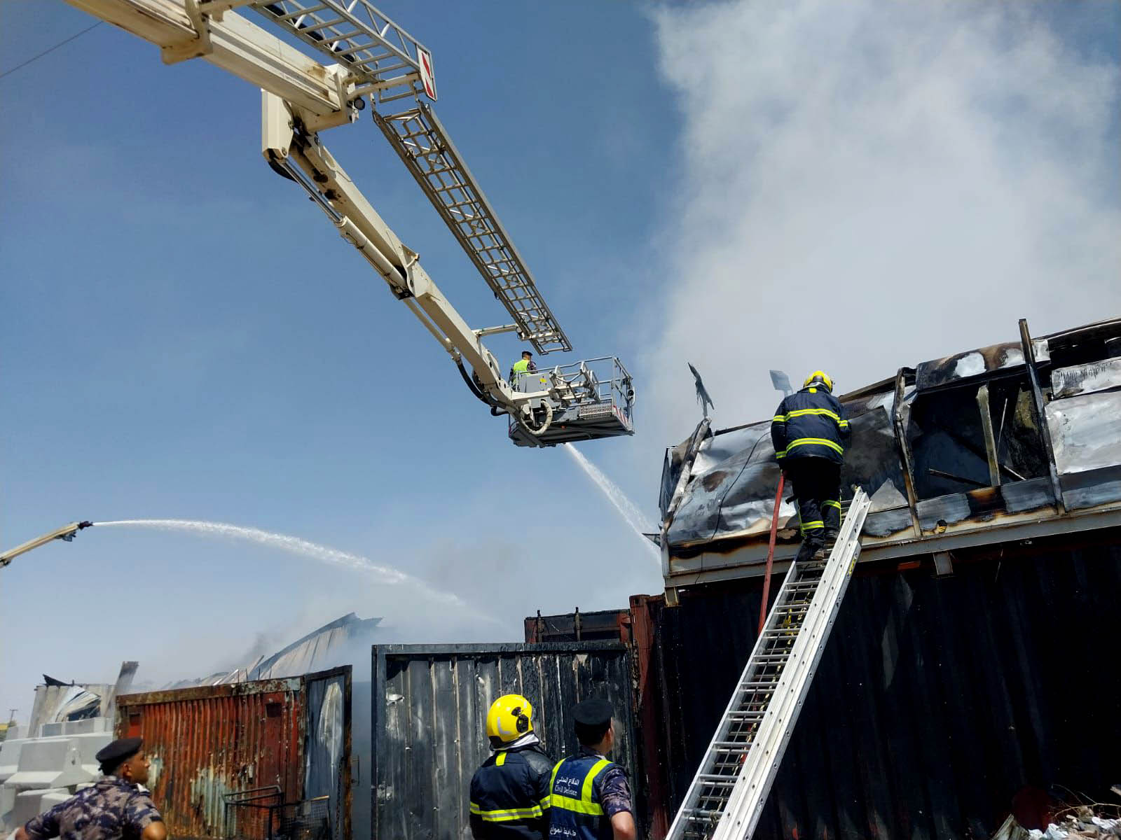 إخماد حريق مستودع يعود لمؤسسة تجارية بعمان دون خسائر بشرية