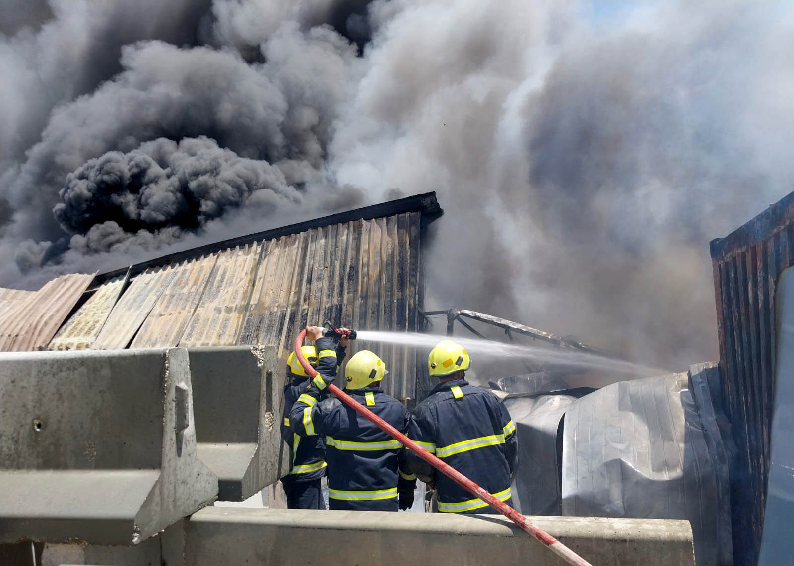 إخماد حريق مستودع يعود لمؤسسة تجارية بعمان دون خسائر بشرية